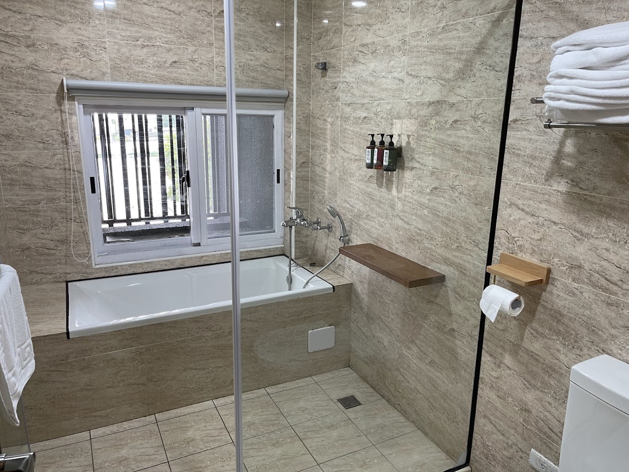 茉白民宿 | 東大門旁全新電梯民宿|寵物友善 官網訂房優惠中